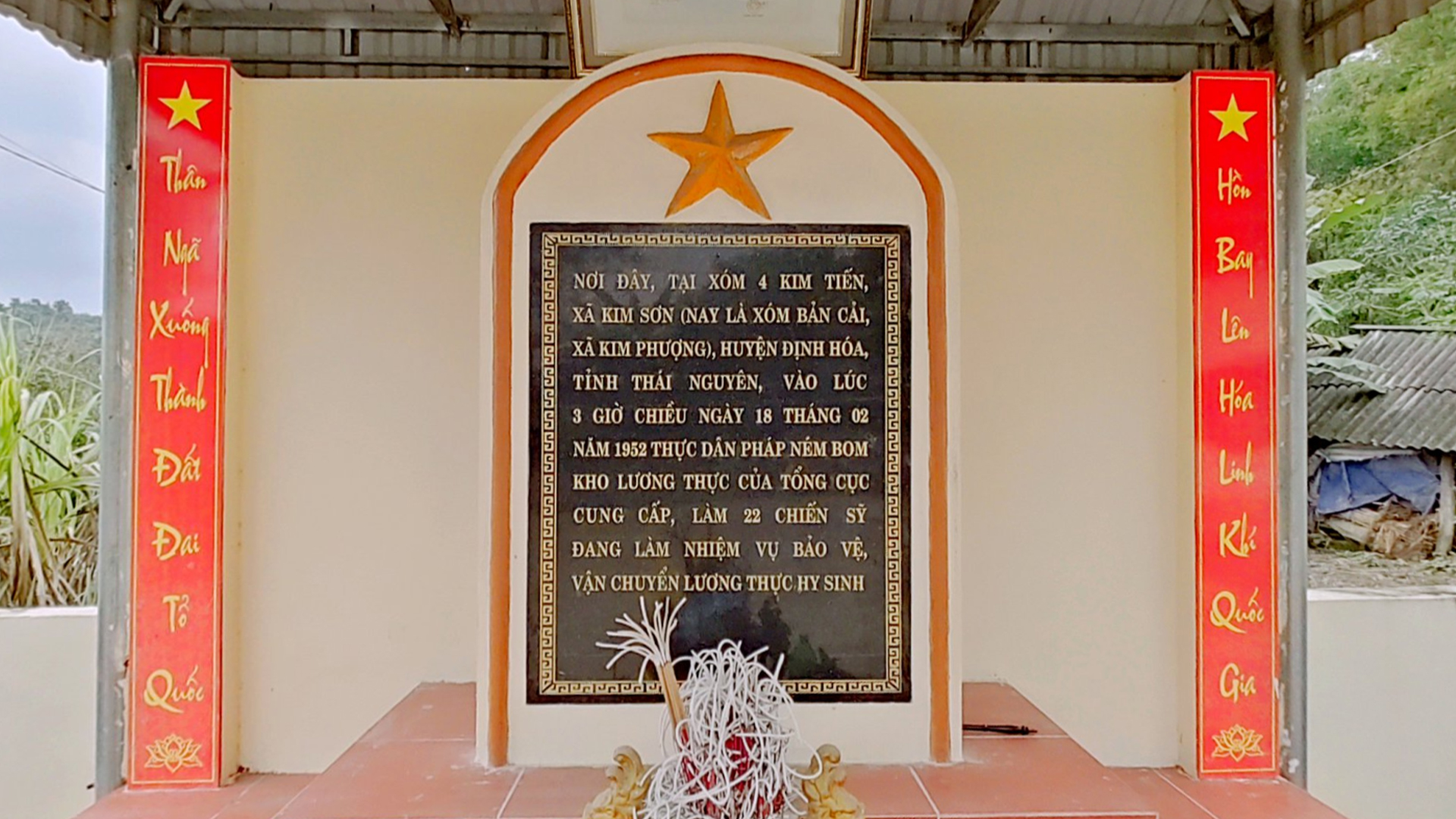 2_Trước Bia 22 Chiến Sĩ Hy Sinh.jpg